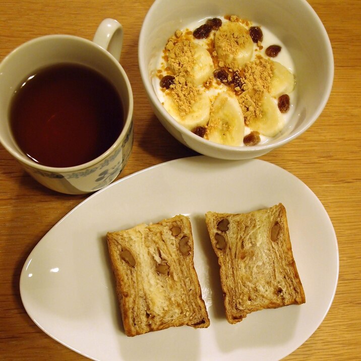 デニッシュパンとホットヨーグルトと紅茶の朝食